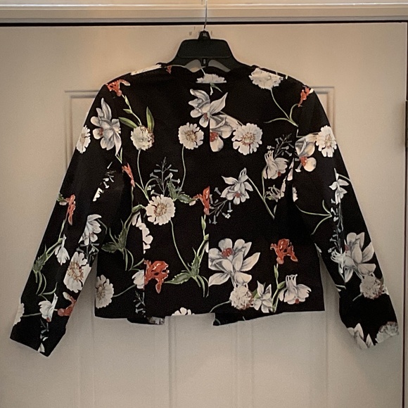 size petite XL, new condition, bust up to 42” inches, pretty flowers 🌸 blazer - Picture 9 of 11